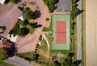 Vista aerea dei campi da tennis e delle strutture del Camping Les Bois du Bardelet, Centre-Val de Loire, Francia.