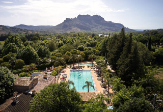 Uitzicht op het zwembad van Camping Les Pêcheurs in Provence-Alpes-Côte d’Azur, Frankrijk, met bergen op de achtergrond.
