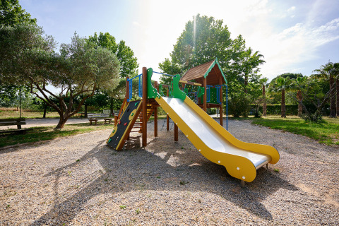 Parco giochi con scivolo e parete da arrampicata al Camping Les Pêcheurs in Provenza-Alpi-Costa Azzurra, Francia.