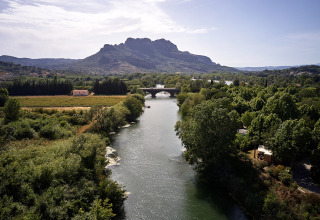 Rivier- en bergzicht aan Camping Les Pêcheurs in Provence-Alpes-Côte d’Azur, Frankrijk, omgeven door groen.
