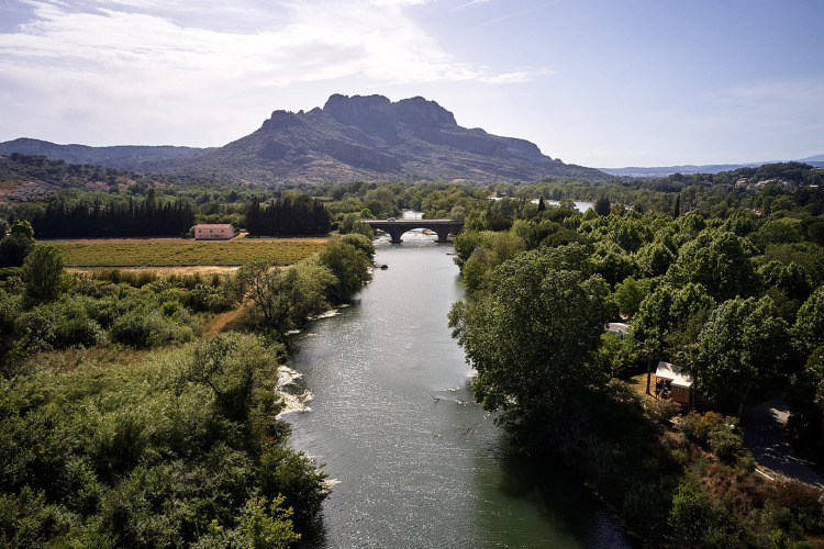 Uitzicht op rivier en bergen bij Camping Les Pêcheurs, Provence-Alpes-Côte d’Azur, Frankrijk, omgeven door natuur.