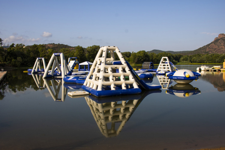 Opblaasbaar waterpark bij Camping Les Pêcheurs in Provence-Alpes-Côte d’Azur, Frankrijk, tussen de bergen.