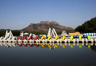 Waterfietsen en glijbanen op een meer aan Camping Les Pêcheurs, Provence-Alpes-Côte d’Azur, Frankrijk.