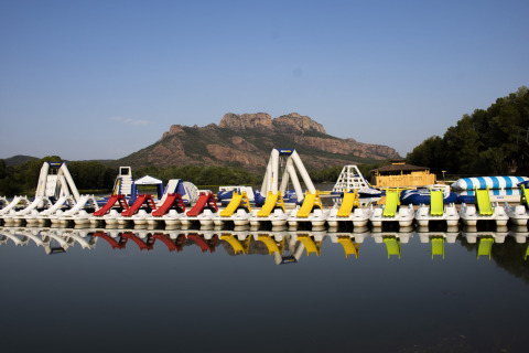 Pédalos et toboggans aquatiques sur un lac au Camping Les Pêcheurs, Provence-Alpes-Côte d’Azur, France.