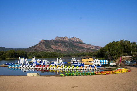 Vista de parque acuático inflable y montañas al fondo en Camping Les Pêcheurs, Provence-Alpes-Côte d’Azur, Francia.