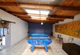 Spillerum på Camping Lestaubière i Nouvelle-Aquitaine, Frankrig, med bordfodbold og bordtennis.