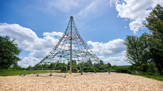 Pirámide de cuerdas en el parque de Camping Lestaubière rodeada de naturaleza en Nouvelle-Aquitaine, Francia.