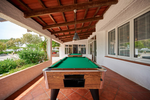 Überdachte Billardtische auf einer Terrasse im Camping Nautic Almata in Katalonien, Spanien.