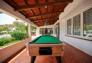 Überdachte Billardtische auf einer Terrasse im Camping Nautic Almata in Katalonien, Spanien.