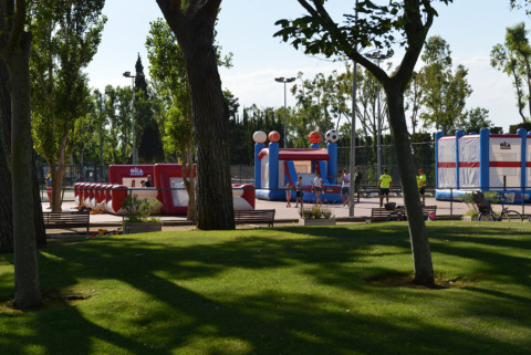 Bambini che giocano su gonfiabili al Camping Nautic Almata, parco vacanze in Catalogna, Spagna.