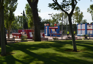 Kinderen spelen op opblaasbare speeltoestellen bij Camping Nautic Almata in Catalonië, Spanje.