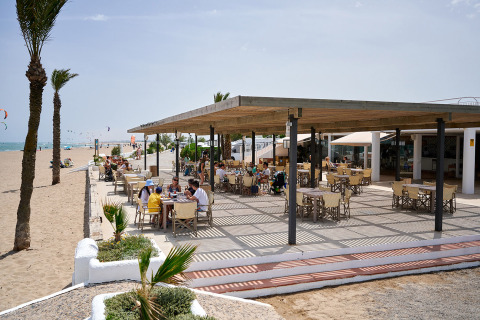Udendørs restaurant ved stranden på Camping Nautic Almata, feriested i Catalonien, Spanien, med gæster