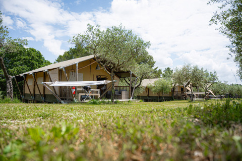 Tende safari e paesaggio verde al Camping Pian Di Boccio, parco vacanze in Umbria, Italia.