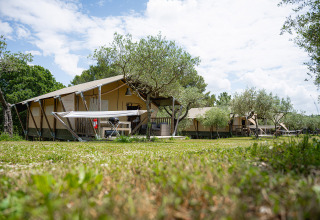Tende safari e paesaggio verde al Camping Pian Di Boccio, parco vacanze in Umbria, Italia.