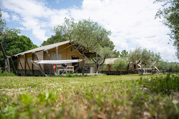 Safaritenten en natuur bij Camping Pian Di Boccio, een vakantiepark in Umbrië, Italië.