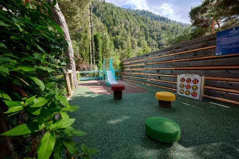 Parque infantil en Camping River con vistas a las montañas en Provence-Alpes-Côte d’Azur, Francia.