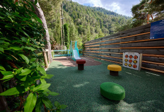 Speelzone bij Camping River vakantiepark met uitzicht op bergen in Provence-Alpes-Côte d’Azur, Frankrijk.
