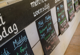 Tableaux de menus affichant les plats du jour au Camping River en Provence-Alpes-Côte d’Azur, France.