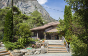 Feriepark Camping River i Provence-Alpes-Côte d’Azur, Frankrig, omgivet af bjerge og frodige træer.