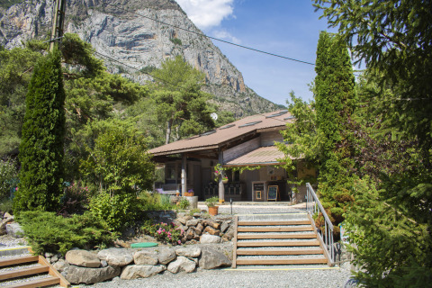 Camping River holiday park in Provence-Alpes-Côte d’Azur, France with mountain backdrop and lush greenery.