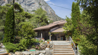 Camping River, un parc de vacances en Provence-Alpes-Côte d’Azur, France, entouré de montagnes et de verdure.