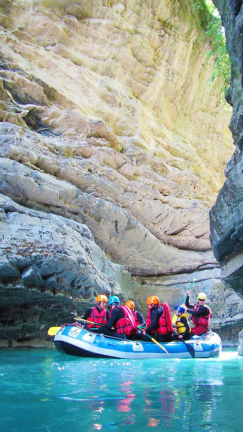 Gruppe beim Rafting auf blauem Fluss in Schlucht, aufgenommen im Camping River, Provence-Alpes-Côte d’Azur, Frankreich.