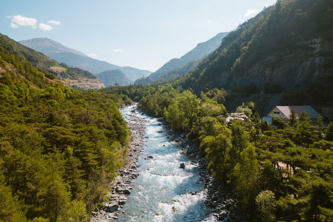 Fiume tra foreste verdi e montagne al Camping River in Provenza-Alpi-Costa Azzurra, Francia.