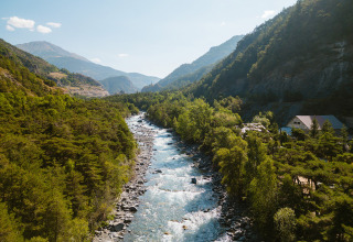 Fiume tra foreste verdi e montagne al Camping River in Provenza-Alpi-Costa Azzurra, Francia.
