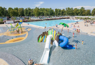 Børnevenligt poolområde med vandrutsjebaner og legeområde på Camping Roma Capitol feriepark i Lazio, Italien.