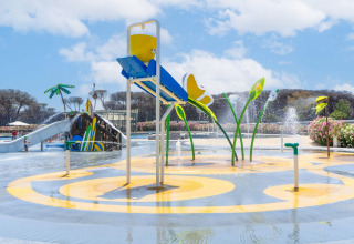 Zona de juegos acuáticos en Camping Roma Capitol en Lacio, Italia, con fuentes, toboganes y decoraciones coloridas.