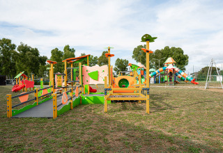 Speelplein met kleurige toestellen en glijbaan bij Camping Roma Capitol vakantiepark in Lazio, Italië.