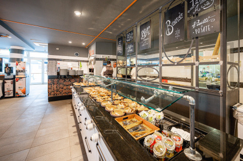 Area buffet al Camping Roma Capitol nel Lazio, Italia, con cibi, bevande e un’atmosfera accogliente.
