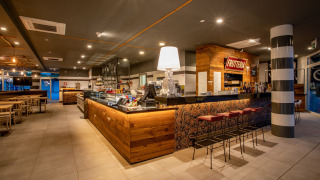 Zona de bar y restaurante moderno en el camping Roma Capitol, parque vacacional en Lacio, Italia.