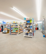 Supermercado con estantes llenos y refrigeradores en Camping Roma Capitol, un punto destacado en Lazio, Italia.