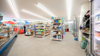 Supermercado con estantes llenos y refrigeradores en Camping Roma Capitol, un punto destacado en Lazio, Italia.