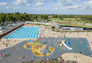 Luftaufnahme vom Camping Roma Capitol mit Pools, Rutschen und Sonnenbadenden in Lazio, Italien.