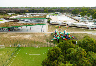 Vista aerea del Camping Roma Capitol nel Lazio, Italia, con parco giochi, campo da calcio e piscina.