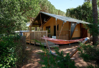 Safari-Zelt Villatent Outback mit Veranda und Hängematte auf Camping Leï Suves in Frankreich im Grünen.