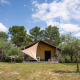 Safari-teltet Villatent Nomad på Camping Pian Di Boccio i Italien, omgivet af grønne træer og blå himmel.