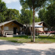 Safari telte Villatent Nomad på Camping Punta Navaccia i Italien, omgivet af træer og afslapningsområder.