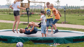 Niños juegan en una gran cama elástica en FarmCamps Op Flakkee, un parque vacacional en Holanda Meridional.