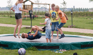Niños juegan en una gran cama elástica en FarmCamps Op Flakkee, un parque vacacional en Holanda Meridional.