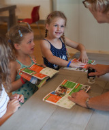 Niños reciben sellos en sus cuadernos de actividades de un adulto en FarmCamps Op Flakkee, Holanda Meridional.