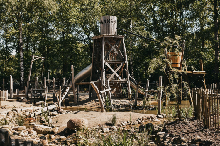 Holzspielplatz mit Turm und Rutsche im Ferienpark Camping het Horstmannsbos, Drenthe, Niederlande.