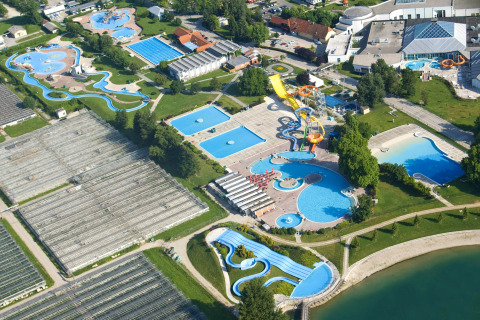 Vista aérea del parque vacacional Camping Terme Catez en Eslovenia con piscinas, toboganes e instalaciones recreativas.