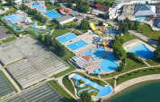Luftfoto af Camping Terme Catez feriepark i Slovenien med swimmingpools, vandrutsjebaner og grønne områder.