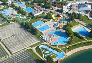 Luchtfoto van vakantiepark Camping Terme Catez in Slovenië met zwembaden, glijbanen en recreatiegebieden.