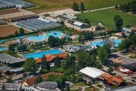 Vue aérienne du Camping Terme Catez en Slovénie, montrant piscines, toboggans et espaces verts luxuriants.