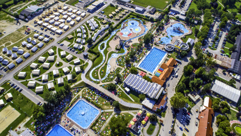 Vista aérea de Camping Terme Catez, un parque vacacional en Eslovenia con piscinas, toboganes y bungalós.
