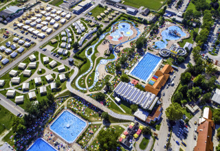 Vista aérea de Camping Terme Catez, un parque vacacional en Eslovenia con piscinas, toboganes y bungalós.